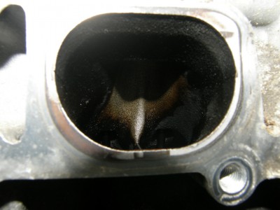 sání, jsou vidět ventily, černota je způsobená snad jen EGR ventilem