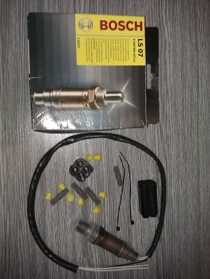 IMAG1549.jpg (65.86 KiB) Zobrazeno 2738 x Obsah krabičky. Návod na montáž o velikosti Rudého Práva se na fotku jaxi nevešel :)