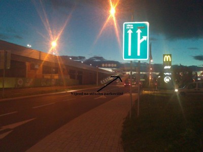 nájezd na střešní parkoviště