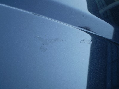 Vady laku na kapotě