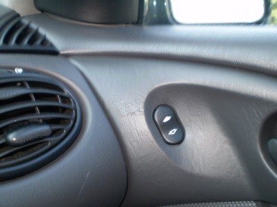 Zpuchřelý plast u dvěří spolujezdce