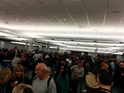 Na konci téhle fronty se nachází &quot;Amerika&quot; (imigrační)