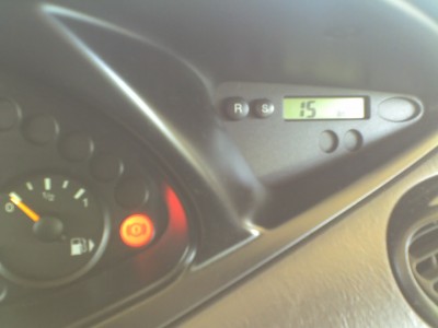 dojezd 15 km, rucicka paliva je uz &quot;pod&quot; nulou