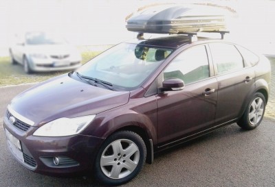 Celé auto s namontovanou sestavou příčníků Thule a střešního boxu Hakr (vzadu nadoraz pro otevírání 5. dveří, vpředu přesah cca 20 nad přední sklo)