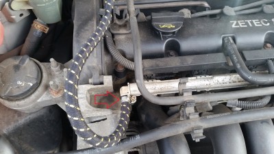 Benzínová hadička připojená na ulomený plast