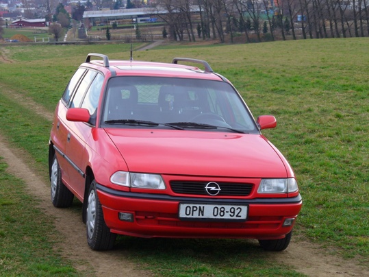 Druhé auto - opel astra 1,6 16V r.v. 1997 koupeno v 2001.