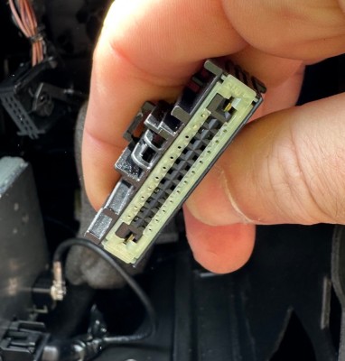 Konektor na původním rádiu