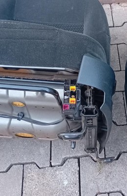 Ridicova sedacka co tam byla předtím a stekry co byli zapojené.  Na té co tam je teď je to zapojené stejně jenom tyhle tři konektory