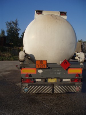 cisterna plná benzínu stála 1m za hořícímí autobusy, včas se ji podařilo odvést, ale trochu ohořela