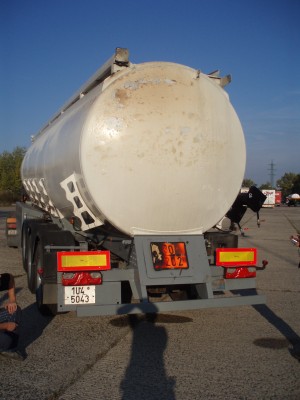 cisterna s naftou stála vedle cisterny s benzínem