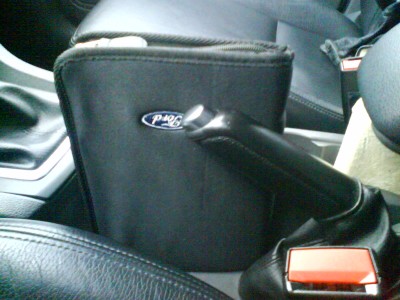 Tak som to nafotil - jedna i druhá poloha páky ručnej brzdy, je viacmenej maximálna - do akej je možné ju v jednotlivých "stavoch" vytiahnuť.