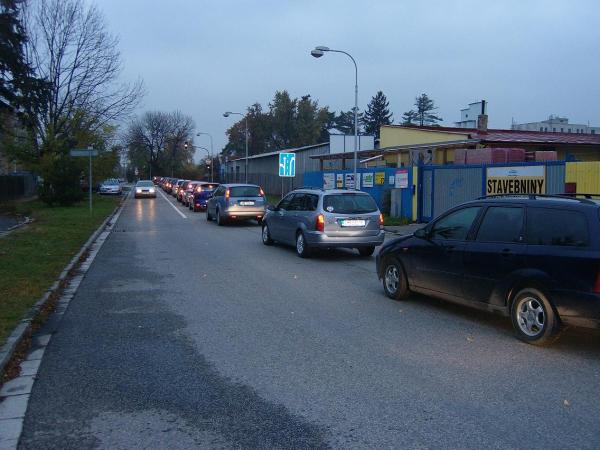 cekani na semaforu - ten modrohnedej na konci je Skubi - pry Blue group :)