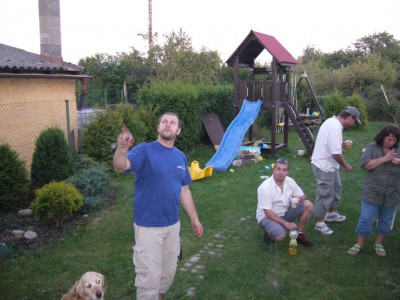 tyjo asi letadlo, nebo se mi snad na baráku něco loupe???