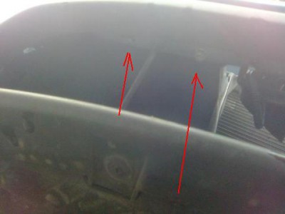 Prichytenie LED o naraznik zo spodu jednou srobou. Na druhej srobe sa mi uz nechcelo riskovat zlomenie prstov a omrzliny noh. Skusim v lete dorobit :-) Ale drzi to aj tak dobre.