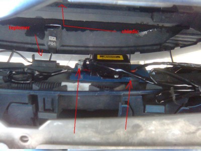 Prichytenie riadiacej jednotky pred chladic a zo zadnej strany ocelovej vystuhy naraznika. Kto najde teplomer, tak tam je jeden otvor na srobu a potom na druhe 2 otvory som pouzil drot, lebo to bolo najrychlejsie a samotna sroba drzi OK, tak drot staci ako poistka.