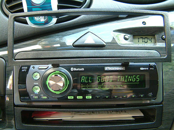 Jak jsem psal jinde, mám kaslík z Británie za těch 17 liber. Je k němu i tenhle rámeček na rádio. V podstatě se jím dá nahradit originální rámeček autorádia a nasadit kolem panelu s tlačítky. Oboje najednou nejde. Originál rámeček rádia sice nekopíruje ob