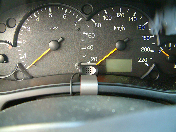 Mikrofon má klip, který akorát sedí nacvaknutý na přístrojovce. Ještě jsem s ním takhle netelefonoval, ale snad to bude OK.