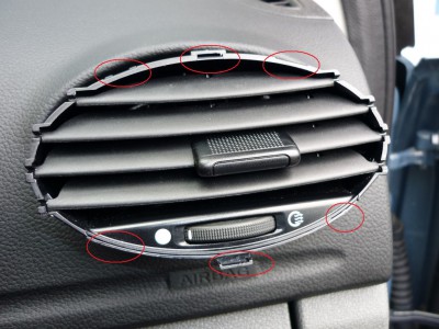 mista na kterych drzi stribrny ramecek