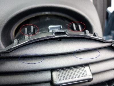 cervene - zadni pojistky, modre - misto, kam cca strcit sroubovak pro povoleni pojistky