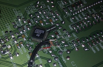 ty dvě proškrábnuté cestičky na plošňáku jsou nutné, jinak teče do jacka 3,5 V - restartovalo mi to telefon při vkládání jacka