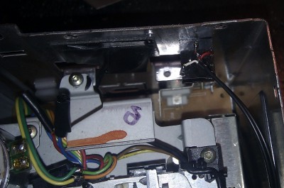 tyhle kontakty u kazetové mechaniky spojit pro přepnutí rádia na TAPE