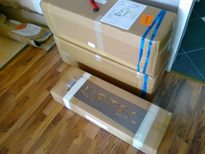 V krabici menší krabice se šablonami na vrchu.