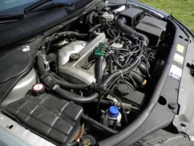 pohled na motor ty zelený jsou vstřikovače z modrou zátkou je flaschlube