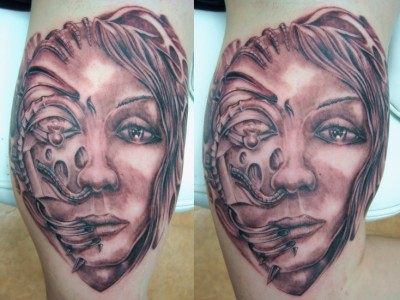 Vlevo je ruka natahla a volne spustena takze je vyraz obliceje nehnuty...naopak kdyz se rukou pohne tak jak jde videt na fotce vpravo,tvar se na nas skodolibe usmeje