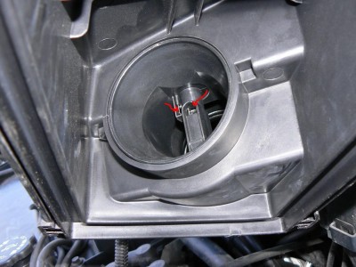 2) a vyčistíš ty místa ukázané šipkou (prostříkáním např.čističem brzd) hlavně to nečisti mechanicky