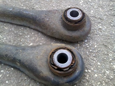 Původní ramena po 150 tis. km a 6-ti letech. Silentbloky na druhém konci ramen byly v ještě horším stavu, ale nepřezily demontáž.